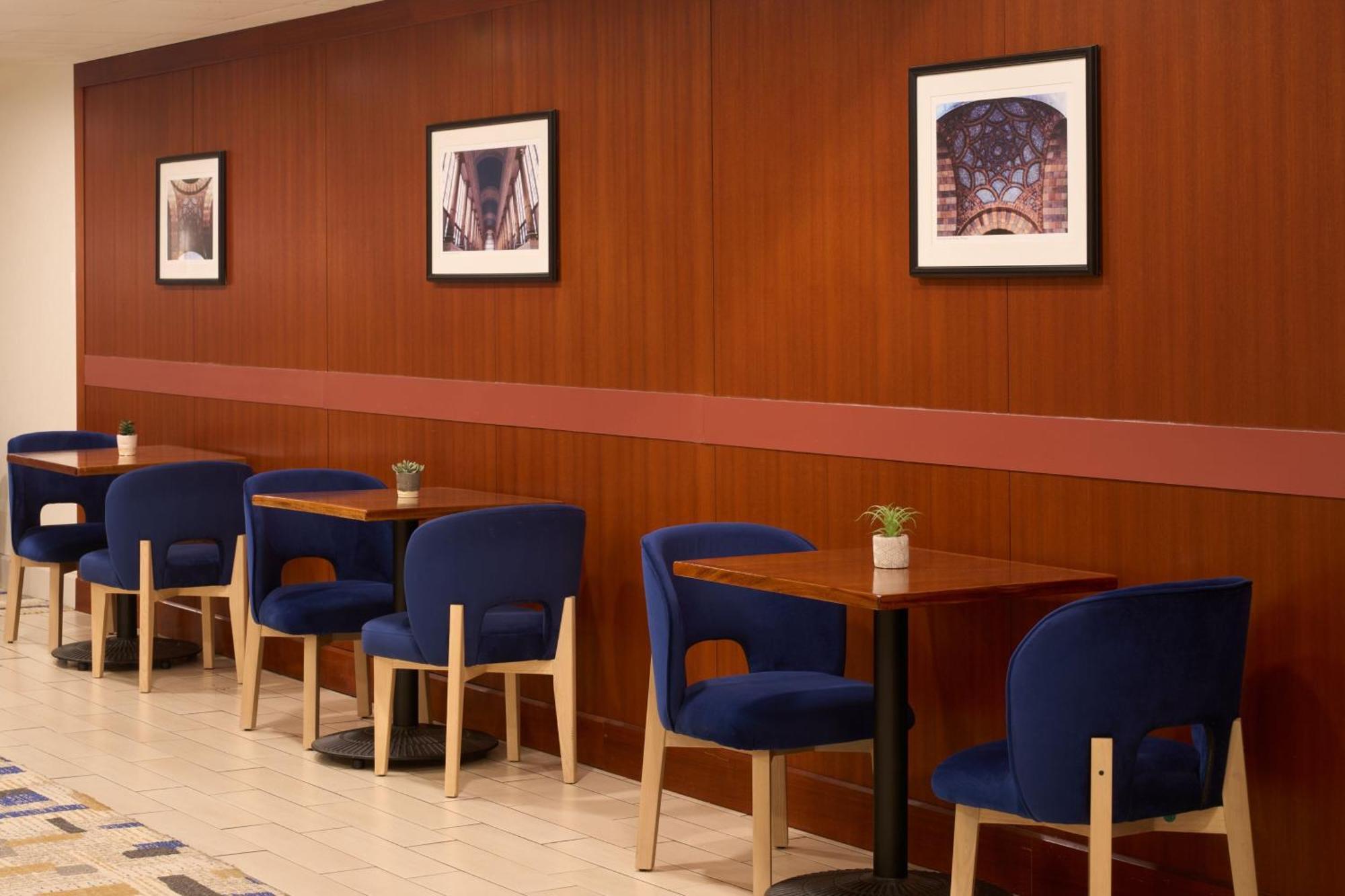 Hotel Sheraton At Station Square 3*